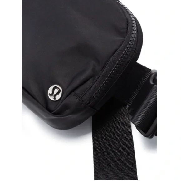 Lululemon athletica everywhere belt bag black NWT - Picture 5 of 6